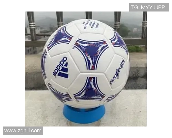 杨明足球明星签名拼多多足球热销中球迷必备的收藏品 杨明足球明星签名拼多多足球热销中球迷必备的收藏品